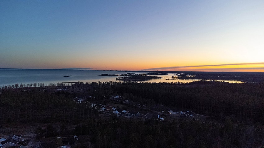 Kalmar stad och Kalmarssund i skymningsljus