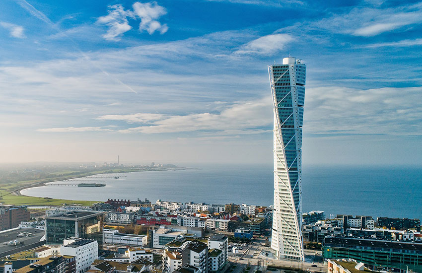 maklare-malmo-city-bjurfors-dronarbild.overblicksbild-vastra-hamnen-dockan-turning-torso-oresund.jpg