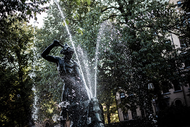 Font&auml;n p&aring; Mariatorget. Maria &auml;r ett av S&ouml;dermalms absolut popul&auml;raste omr&aring;den och h&auml;r f&ouml;rmedlar m&auml;klare p&aring; Bjurfors m&aring;nga bost&auml;der.